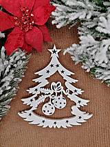 Dekorácie - Vianočná biela ozdoba na stromček z preglejky stromček - 15075505_