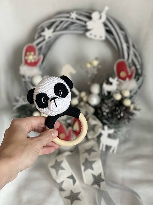 Hračky - Hačkovaná hrkálka - panda - 15072504_