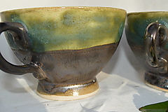 Nádoby - Šálka zelená medienková, s bronzovou nožičkou, cca. 4,5 dcl, kamenina. - 15083679_