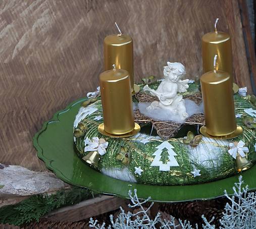 Dekorácie - adventný veniec zelený s anjelikom - 15088505_