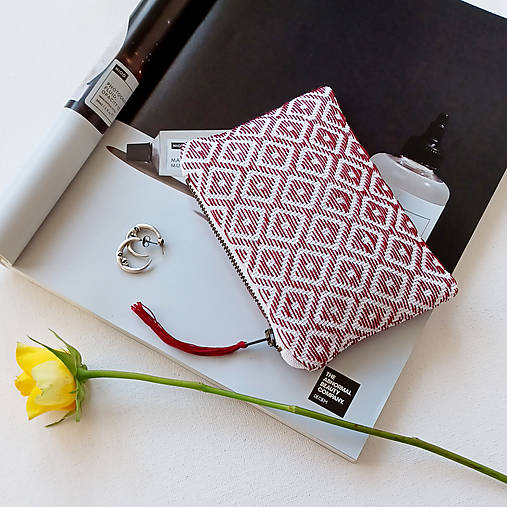 Ručne vyšívaná elegantná peňaženka - wine red