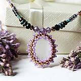 Náhrdelníky - Ručne šitý náhrdelník Amélia ladený do fialkovo - ružovej so Swarovski krišťáľmi - 15086435_