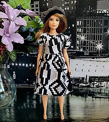 Hračky - Šaty s baretkou pre plnoštíhlu bábiku - 15090653_