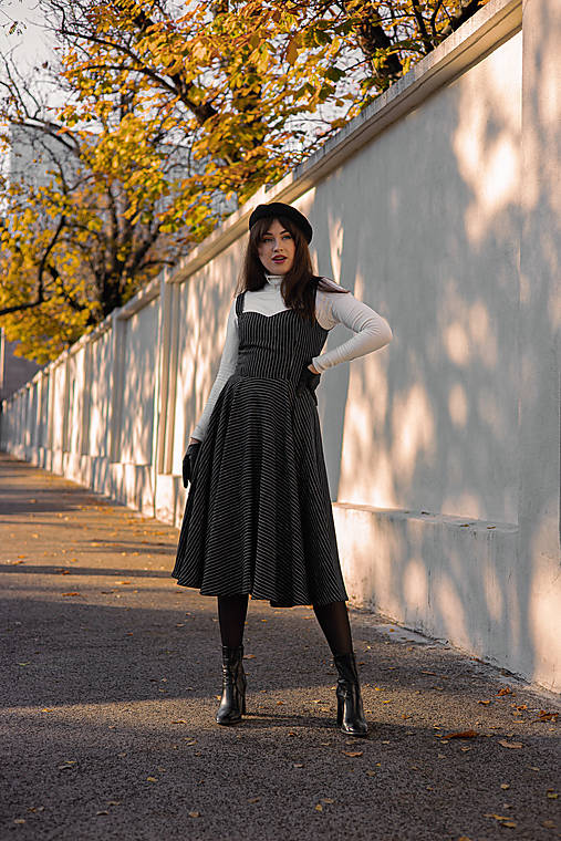 Čierne ľanové korzetové šaty s bielymi prúžkami a kruhovou sukňou