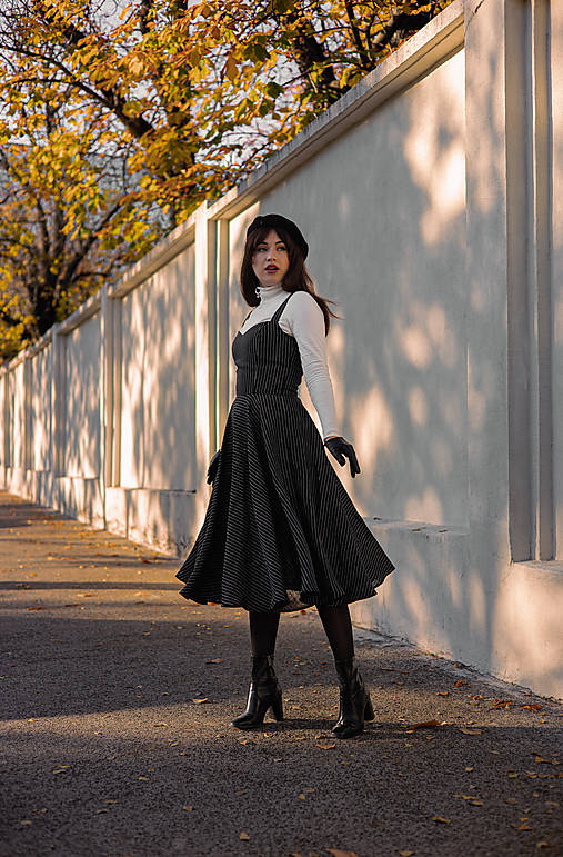 Čierne ľanové korzetové šaty s bielymi prúžkami a kruhovou sukňou