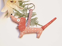 Kľúčenky - Prívesok na kľúče - jazvečík, drobné kvietočky na staroružovej - 15094652_