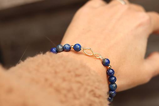 Náramok lapis lazuli + infinity pozlátené 18k zlatom