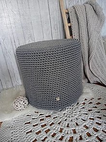 Úžitkový textil - Háčkovaný puf alebo stolík tmavošedý - 15099928_