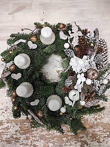 Dekorácie - Adventný vianočný veniec čečinový, bielo zlatý, 25 cm - 15101741_