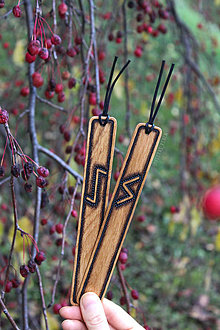 Papiernictvo - Sada dvoch handmade drevených záložiek s runami Sowilo a Eihwaz, vďaka čomu sú skvelým pohanským darčekom (Sowilo) - 15099507_