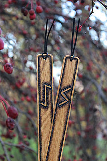 Papiernictvo - Sada dvoch handmade drevených záložiek s runami Sowilo a Eihwaz, vďaka čomu sú skvelým pohanským darčekom (Eihwaz) - 15099508_