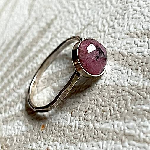 Rhodochrosite Ag925 Silver Ring  / Strieborný prsteň s rodochrozitom brúseným