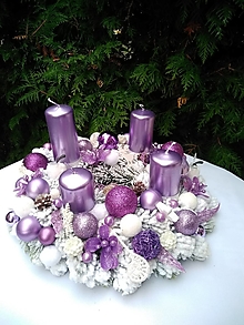 Dekorácie - adventný veniec fialovo-biely 29 cm s perleťovými sviečkami - 15104525_