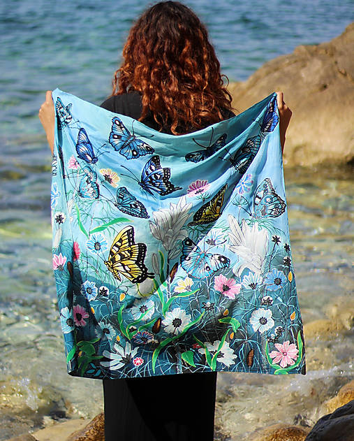 Ručne maľovaná hodvábna šatka - Lúka plná motýľov