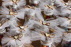Darčeky pre svadobčanov - Prázdne dekorované fľaštičky pre svadobných hostí a pre detičky - 15110386_