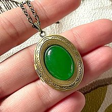 Náhrdelníky - Oval Green Jade Locket Necklace / Oválny otvárací medailón so zeleným jadeitom - 15114318_