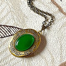 Náhrdelníky - Oval Green Jade Locket Necklace / Oválny otvárací medailón so zeleným jadeitom - 15114324_