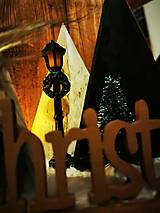 Dekorácie - Vianočná dekorácia - stromček s dedinkou a škriatkom - 15116896_