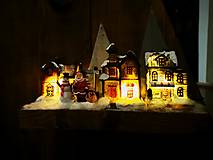Dekorácie - Vianočná dekorácia - stromček s dedinkou a škriatkom - 15116900_