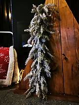 Dekorácie - Vianočná dekorácia - stromček so svietiacou girlandou - 15116908_