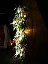 Dekorácie - Vianočná dekorácia - stromček so svietiacou girlandou - 15116909_