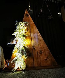 Dekorácie - Vianočná dekorácia - stromček so svietiacou girlandou - 15116907_