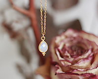 Náhrdelníky - Minimalistický zlatý náhrdelník s mesačným kameňom (Gold-filled, plnený 14kt zlatom) - 15119030_