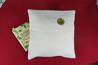 Úžitkový textil - AKCIA: Prešívaný vankúš z hodvábneho buretu (zelená aplikácia) - 15123826_