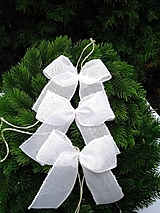 biele jutové mašle na stromček tvarovateľné