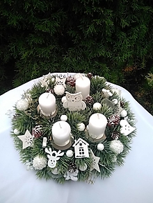 Dekorácie - adventný veniec biely so sovičkou a sviečkami 30 cm - 15121430_