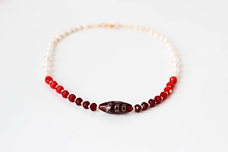 Náhrdelníky - Nadčasový perlový náhrdelník s brúsenými korálkami  (Náhrdelník s ručne robenou sklenenou korálkou v strede) - 15121907_