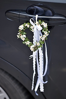 Kytice pre nevestu - Kvetinová ozdoba na auto nevěsty, srdce na kliky dveří - 15122626_