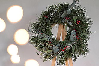 Dekorácie - Vianočný veniec na dvere -borovicovo eukalyptový - 15125195_