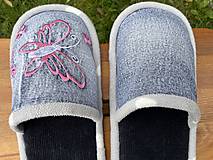 Ponožky, pančuchy, obuv - Riflovo-menčestrové papuče s motýľom - 15124362_