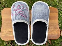 Ponožky, pančuchy, obuv - Riflovo-menčestrové papuče s motýľom - 15124363_