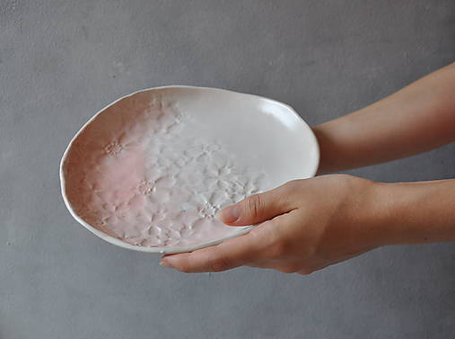 tanier L bielo ružový čipka