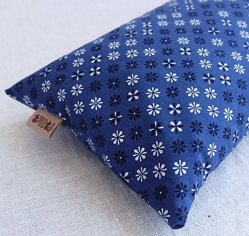 Úžitkový textil - FILKI funkčný šupkový vankúš na spanie 45 cm (modrý s folk vzorom šírka 20 cm) - 15121069_