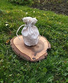 Obalový materiál - Ľanové vrecúško s bodkami a čipkou 13,5x18,5 cm (Béžová) - 15127289_