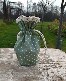 Obalový materiál - Ľanové vrecúško s bodkami a čipkou 13,5x18,5 cm (Zelená) - 15127299_