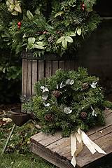 Dekorácie - Vianočný veniec so stuhami a šiškami - 15128865_