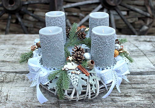 Dekorácie - Adventný veniec s "krajkovými" sviečkami - 15133555_
