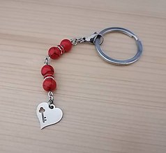 Kľúčenky - Kľúčenka - srdce - červené koráliky - chirurgická oceľ - 15130060_