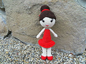 Hračky - Milá háčkovaná bábika v červených šatách, 25cm - 15136644_