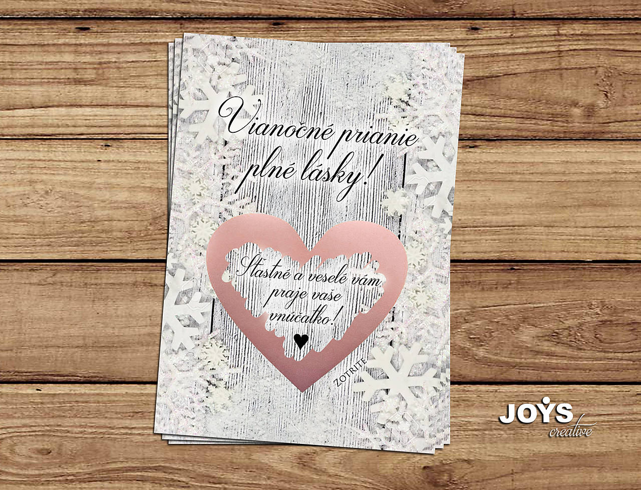 Vianočná stieracia kartička Oznámenie o čakaní bábätka s obálkou (Zasnežený dizajn s ružovým srdiečkom)