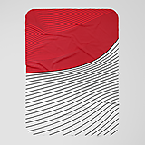 Červeno-biela deka s čiernymi čiarami