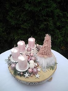 Dekorácie - vianočný svietnik ružový so škriatkom a sviečkami 25 cm - 15139210_