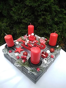 Dekorácie - adventný svietnik červeno-šedý so sánkami a sviečkami 24x24 cm - 15139238_