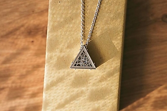 Náhrdelníky - náhrdelník trojuholník - 15140596_