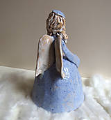 Sochy - Zimný anjel s čiapkou- maľovaný zvonec - 15139363_