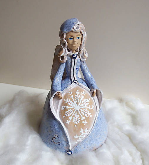 Zimný anjel s čiapkou- maľovaný zvonec